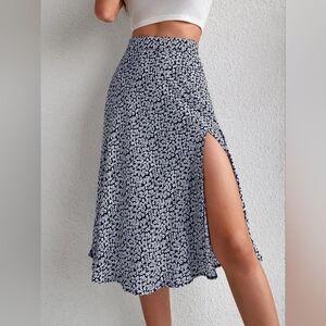 Source Unknown Chic Black and White Floral A-Line Skirt Size S